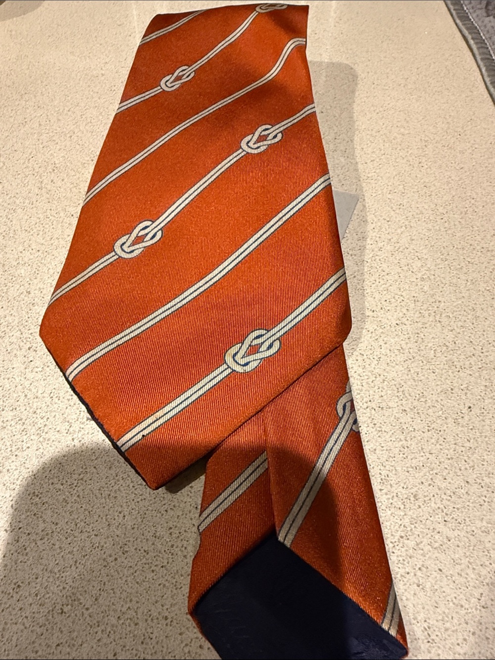 Men's Gucci Orange Knot-Pattern Silk Tie - Classic Formal Accessory